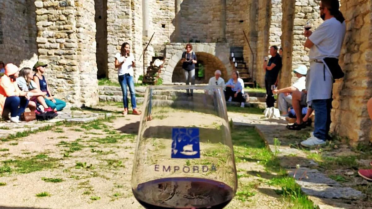 Una visita en un monestir, dins d’aquest cicle de la DO Empordà | IRENE PUJADAS BARTÉS