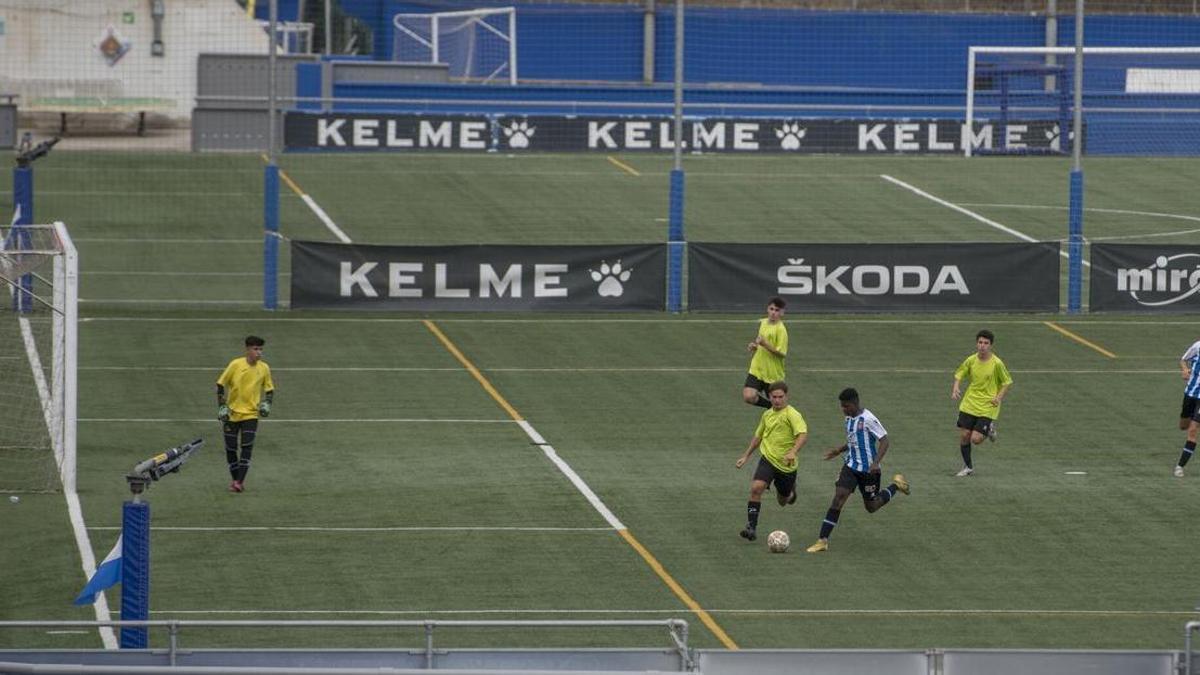 Partido de fútbol base del RCD Espanyol en la Ciutat Esportiva Dani Jarque.
