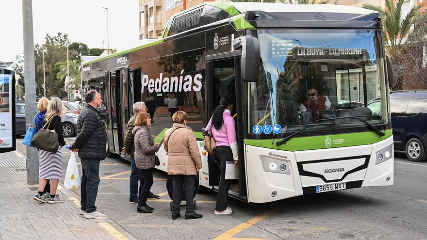 Servicio de autobuses de Elche a las pedanías, en una imagen de los días en los que se puso en marcha el servicio.