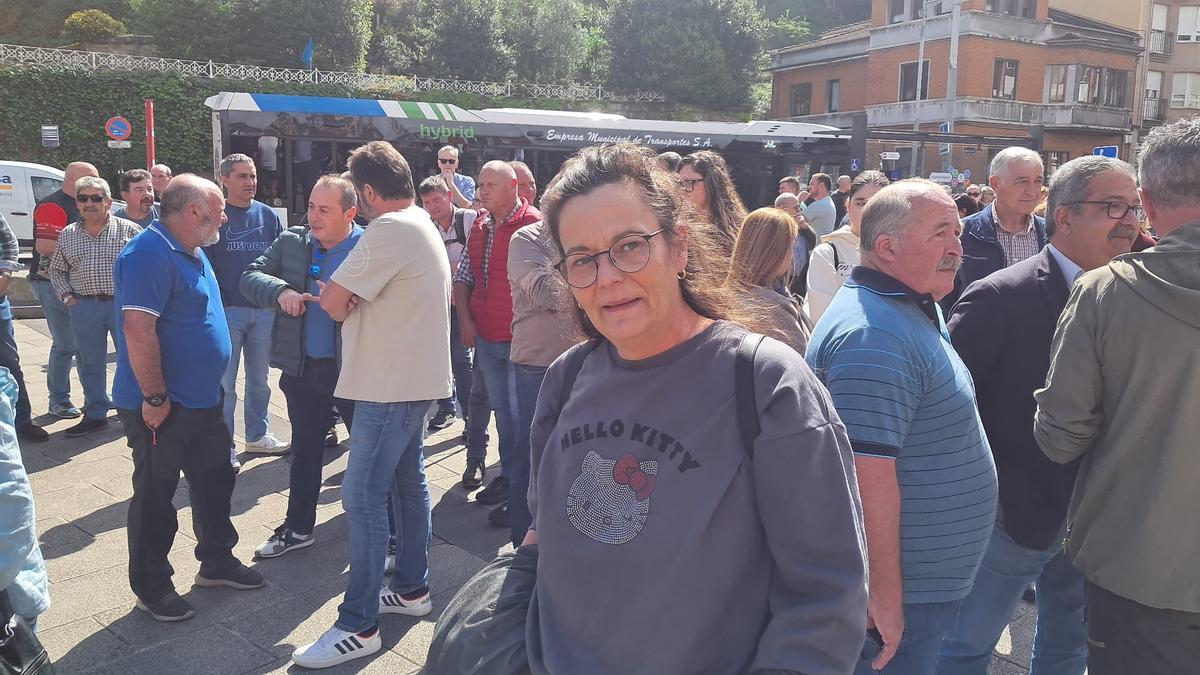 Marga Vázquez, rodeada de ganaderos.