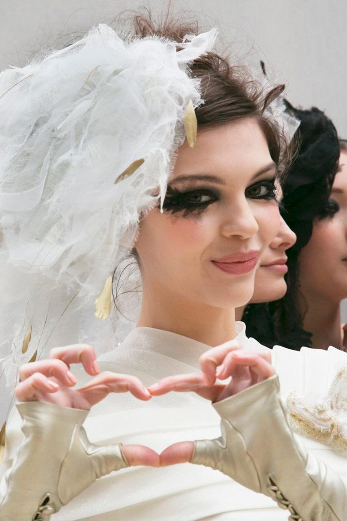 La modelo de Chanel hace un corazón con los dedos antes del desfile de Alta Costura 2013