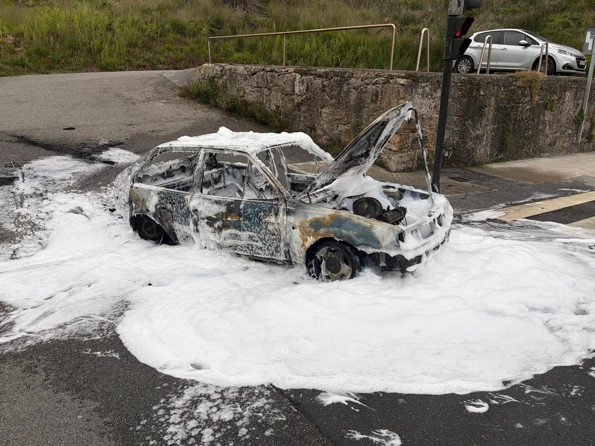 El turismo afectado, después de que los Bomberos sofocasen las llamas.