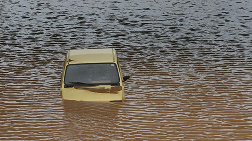 La autovía del aeropuerto, totalmente llena de agua, en septiembre de 2009.