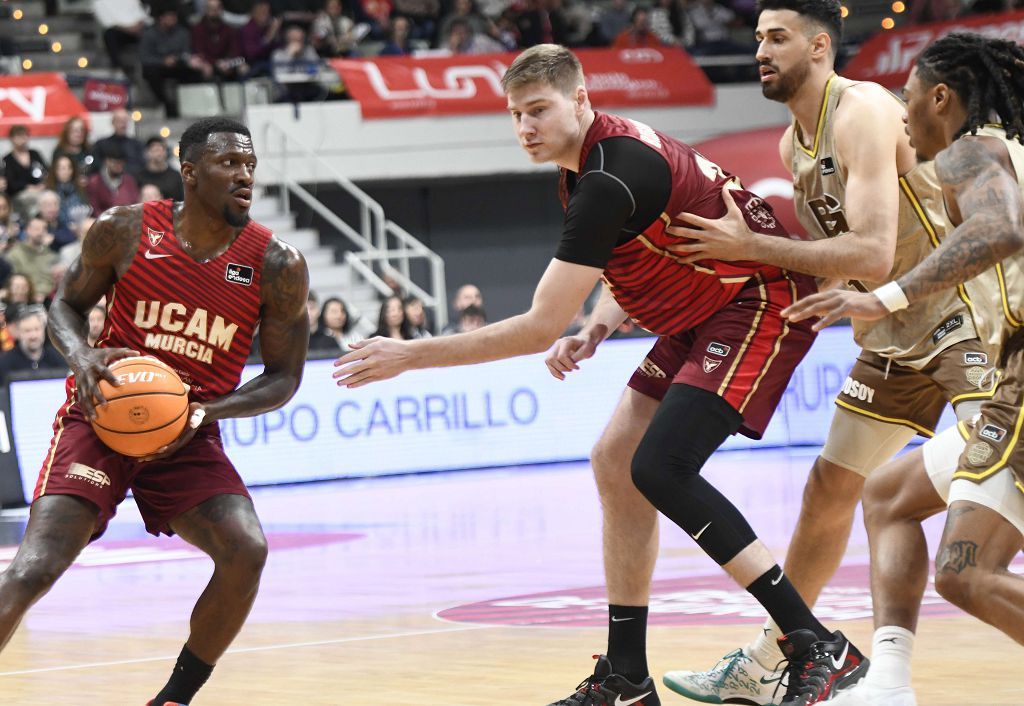 Todas las imágenes del partido del UCAM Murcia contra el Bàsquet Girona