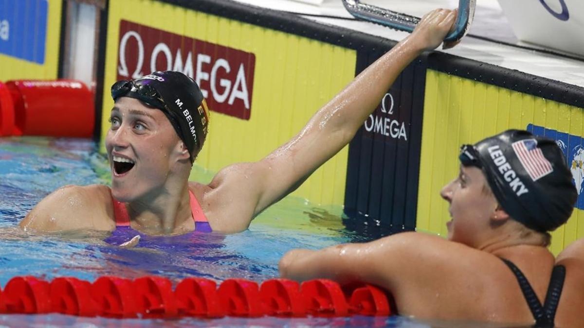 Mireia Belmonte comprueba con felicidad su gran marca junto a Katie Ledecky.