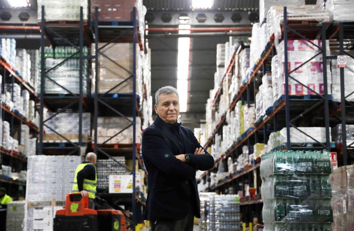 El director general y fundador de Maskom Supermercados, Sergio Cuberos, en la planta logística del polígono de Santa Teresa, en Málaga.