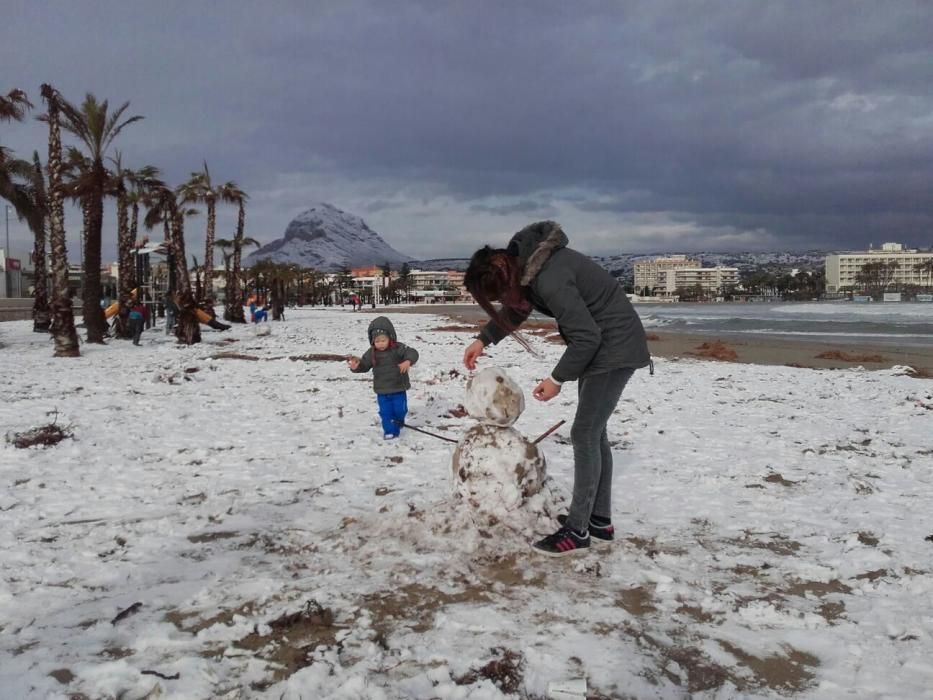 Jugando en la nieve en la playa del Arenal de Xàbia.