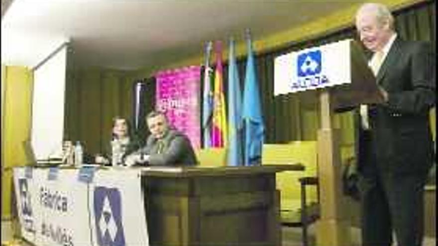 Ramón Sánchez-Ocaña, ayer, durante la conferencia.