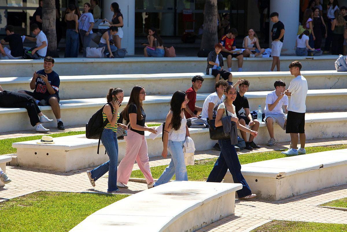 Jóvenes durante los recientes exámenes de la PAU en la Universidad de Alicante