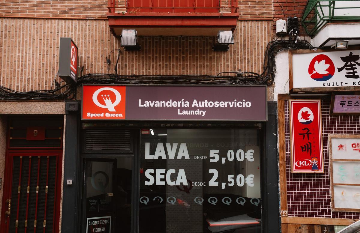 Las lavanderías autoservicio de Madrid hacen su "agosto" por las lluvias interminables
