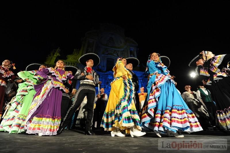 La Antorcha de la Amistad y el Moneo brillan en colores con motivo de este Festival Internacional de Folclore