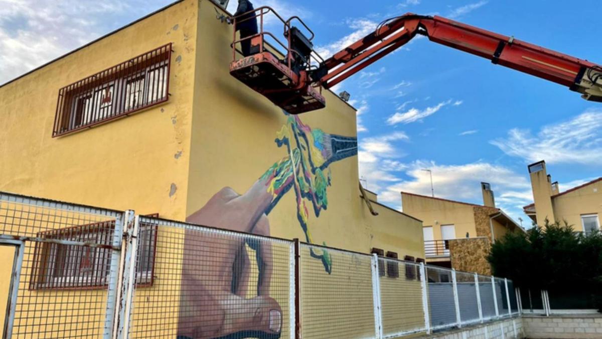 Daniel Casado pintando el graffiti en la Casa de Cultura de San Isidro. | E. P.