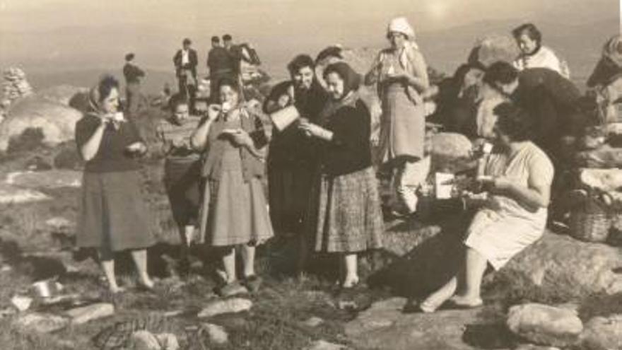 Mujeres de Tomiño, durante una celebración popular.