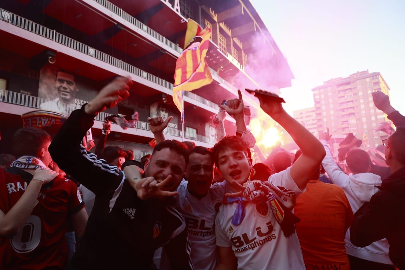 Mestalla es una fiesta en las horas previas a la final