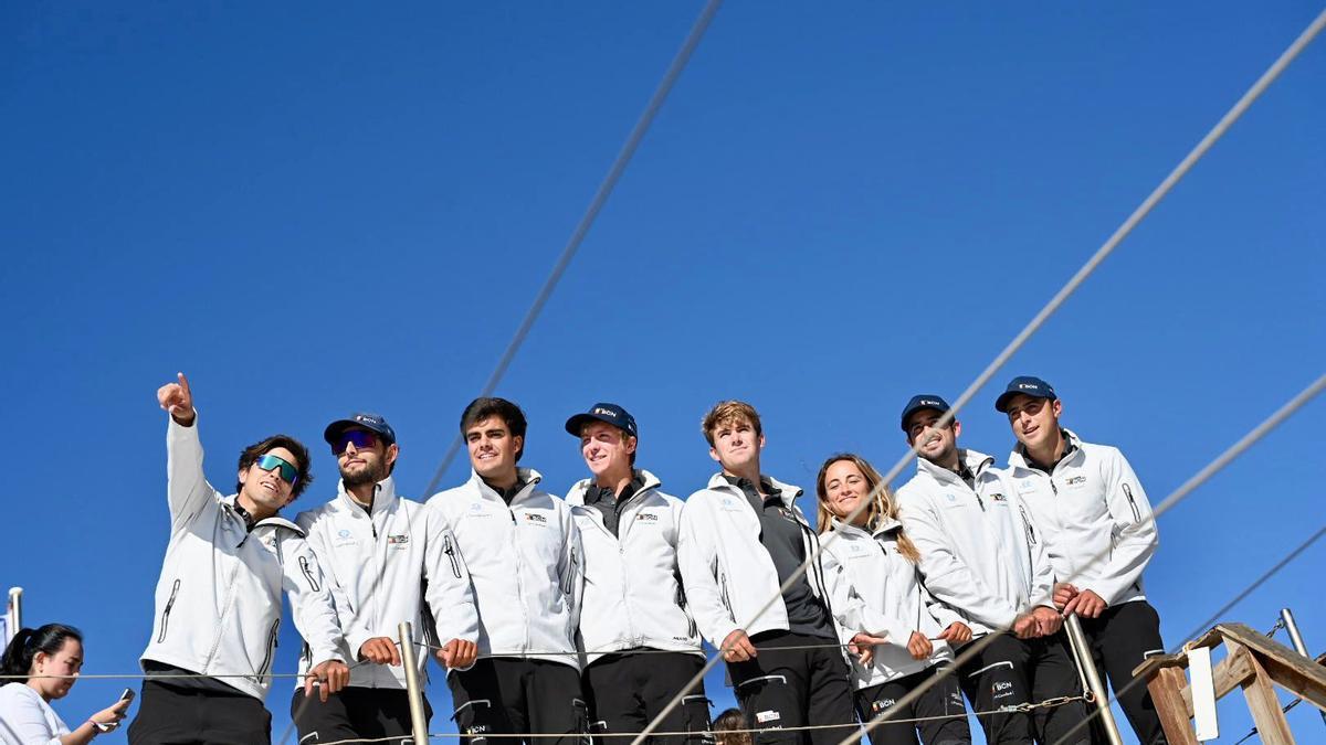 Los ocho miembros del equipo español juvenil de la Copa América de vela, SailTeam BCN, en el Club Nàutic de Sitges.