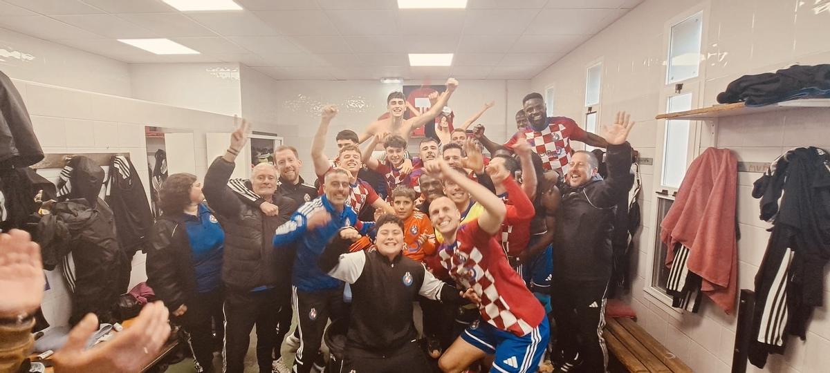 Los jugadores de la UD Llanera celebran el triunfo en la última jornada de Liga ante el Sporting Atlético.