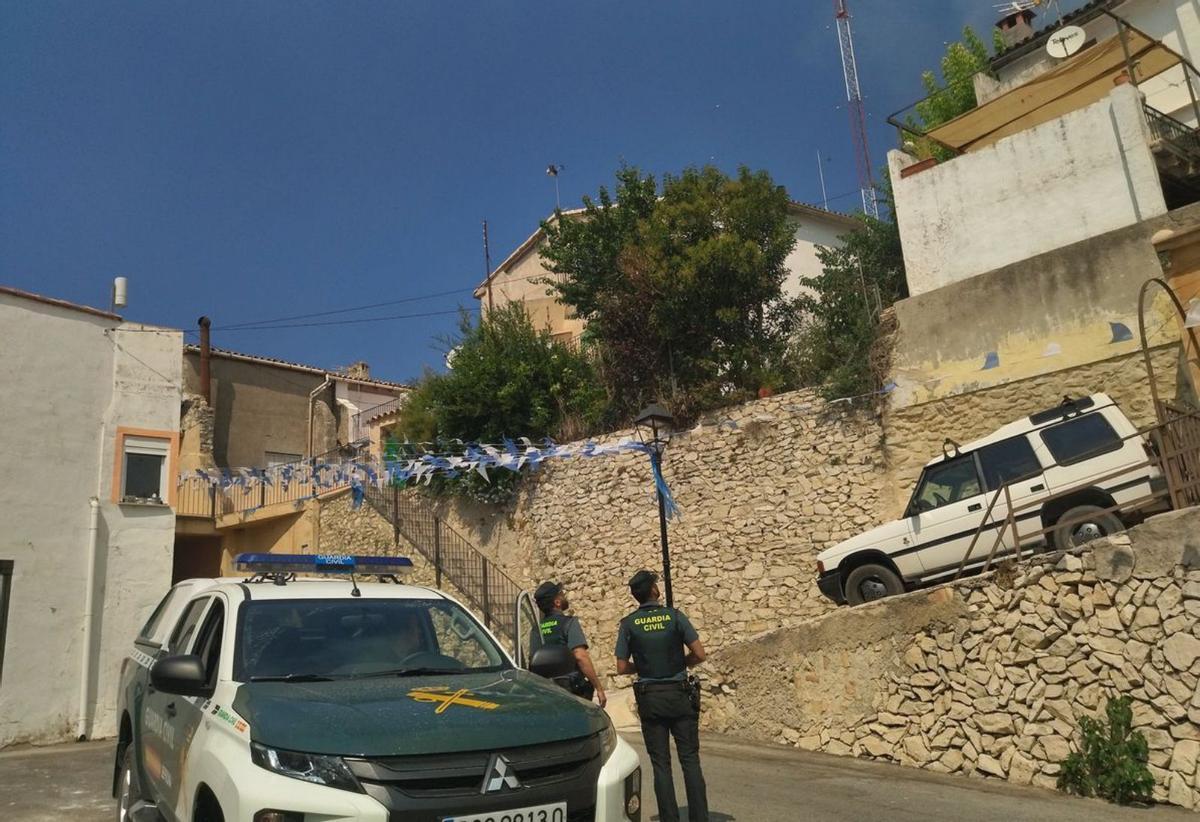 Los guardias civiles fueron casa por casa para desalojar a todos los vecinos. | A. P. F.