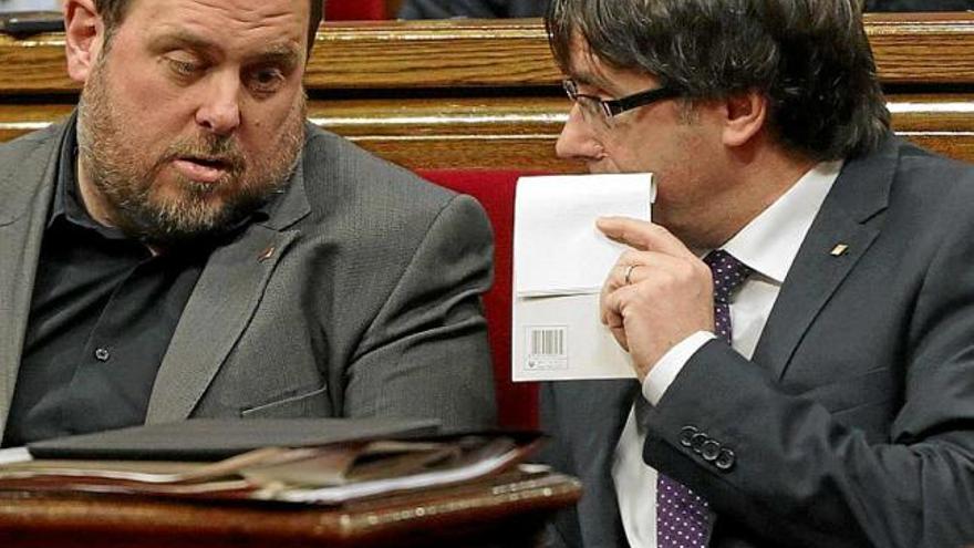 Junqueras conversa amb Puigdemont durant el ple d&#039;ahir