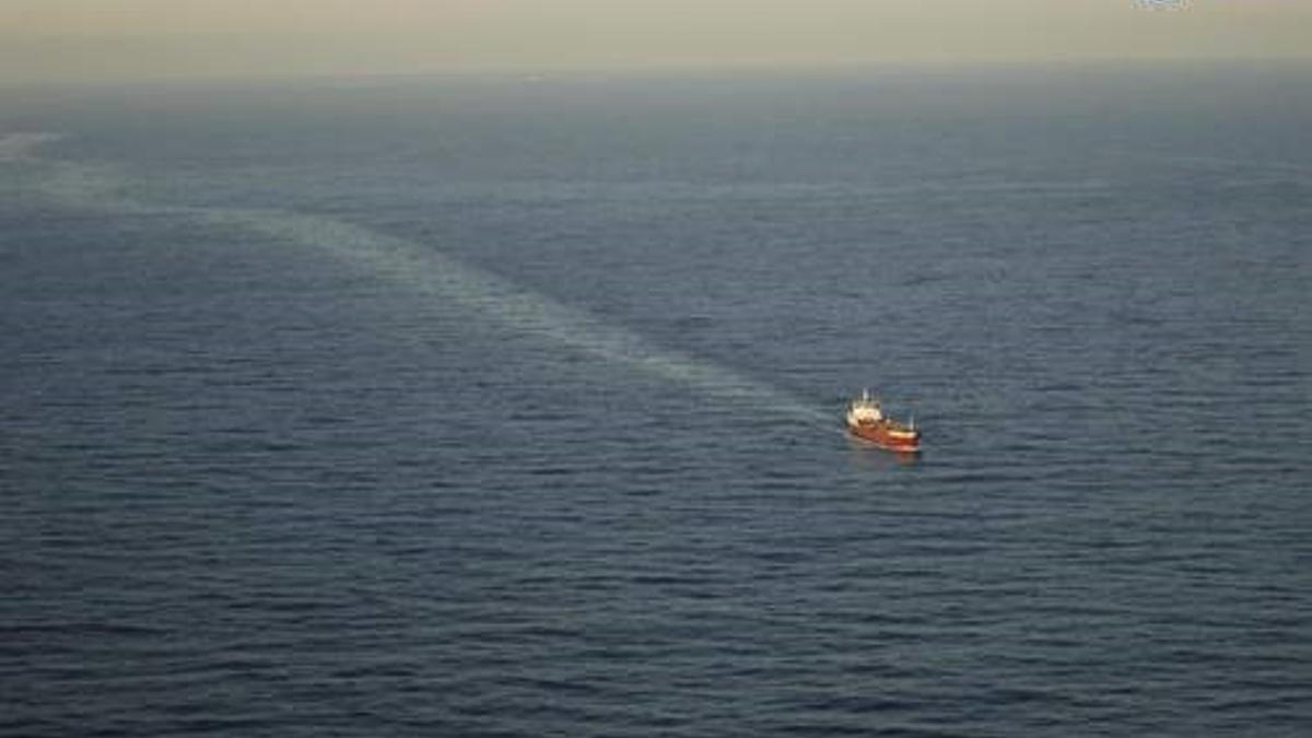 Imágenes captadas por la aeronave de Salvamento Marítimo del &quot;Lagherta&quot; realizando la descarga ilícita de hidrocarburos en aguas próximas a Fisterra.