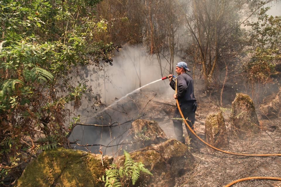 El fuego avanza descontrolado en Arbo y amenaza viviendas