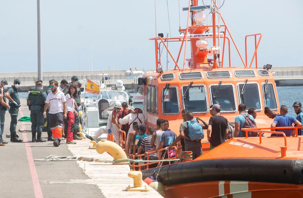 Interceptada otra patera a 50 millas de la costa de Alicante con 19 inmigrantes