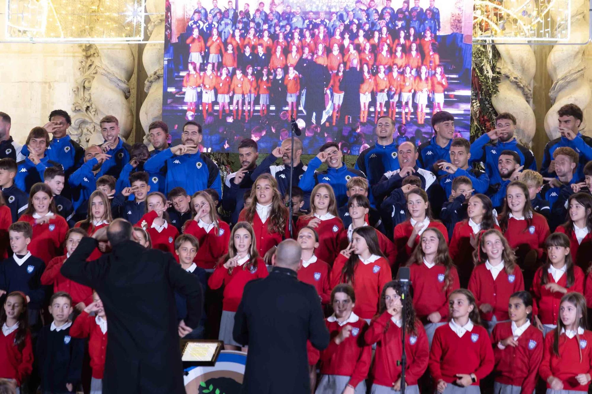 El Hércules interpreta el tradicional villancico junto al coro de los Jesuitas en la plaza del Ayuntamiento de Alicante.