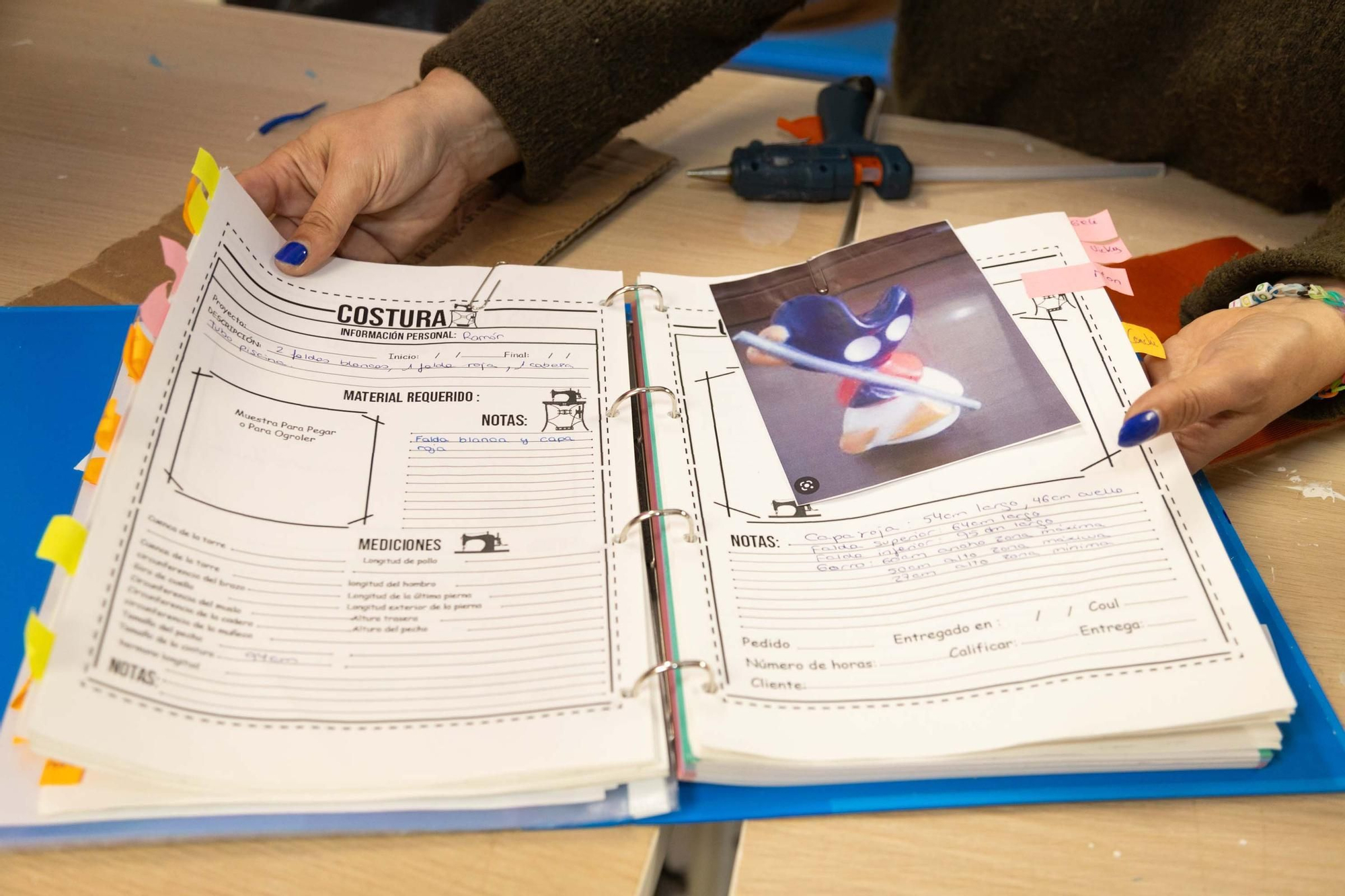 La papelería de Arteixo convertida en taller de Sargadelos