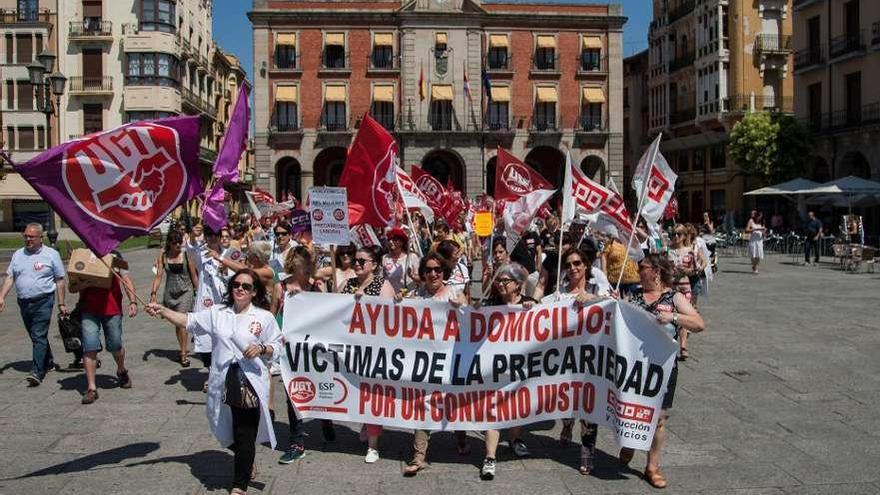 Las trabajadoras de ayuda a domicilio durante la jornada de huelga de ayer.