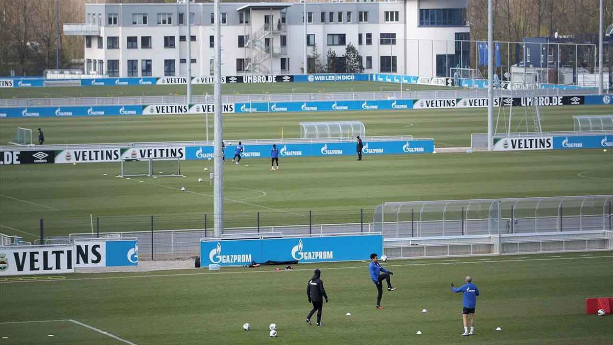 El Schalke 04 se entrena guardando la distancia de seguridad