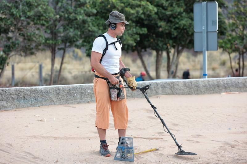 Julio César disfruta de sus vacaciones buscando metales entre la arena de Las Teresitas por segundo año consecutivo