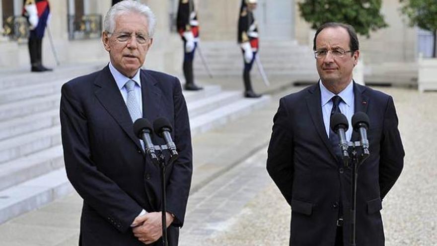 Mario Monti y François Hollande.