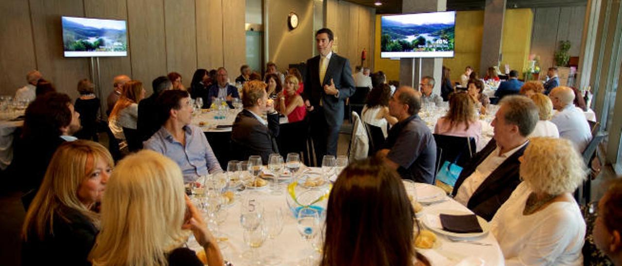 Pablo Llinares, de pie, durante la presentación del vídeo promocional de Gran Canaria, ayer en Madrid.