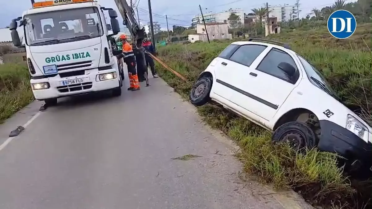 Un coche cae a un canal de ses Feixes de Talamanca