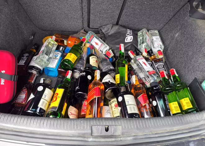 Les imatges de les ampolles d'alcohol que dos multireincidents va robar en supermercats del Baix Empordà