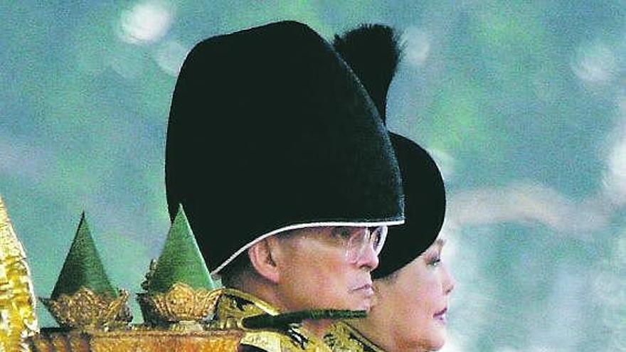 Bhumibol y Sirikit, en una ceremonia en Bangkok en 2006.