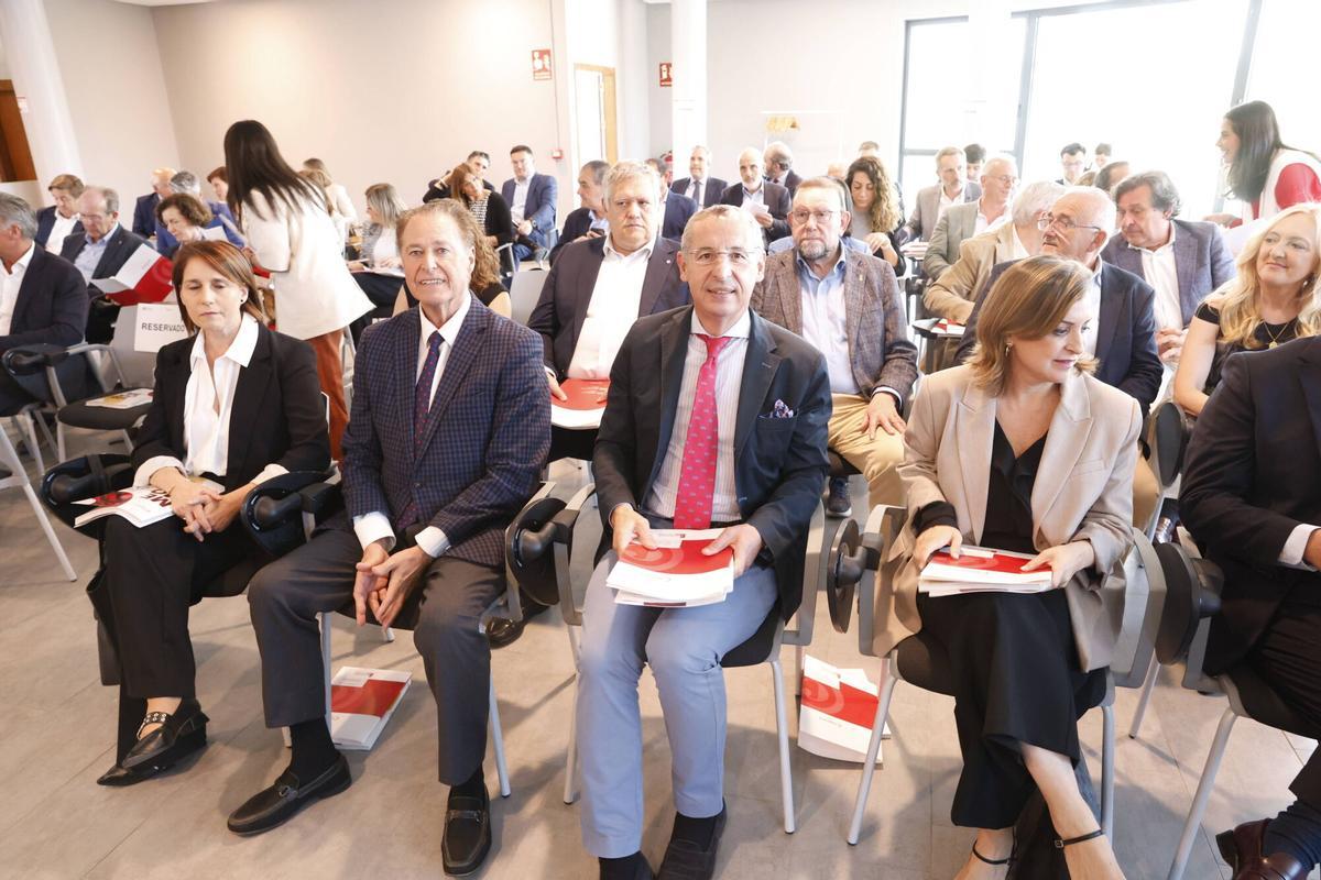 Inicio del plenario de la Cámara de Comercio de Gijón en donde se elegirá a Félix Baragaño como presidente.