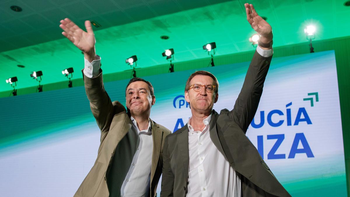 El líder del PP, Alberto Núñez Feijóo, y el presidente de la Junta y candidato a la reelección, Juanma Moreno, en el acto de precampaña de las elecciones andaluzas en Sevilla.