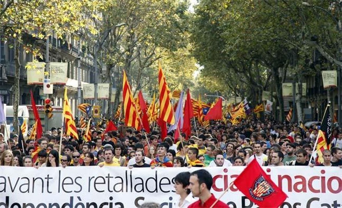 La manifestació de la Diada del 2010, encapçalada amb la pancarta: ’Davant les retallades socials i nacionals: independència, socialisme Països Catalans’
