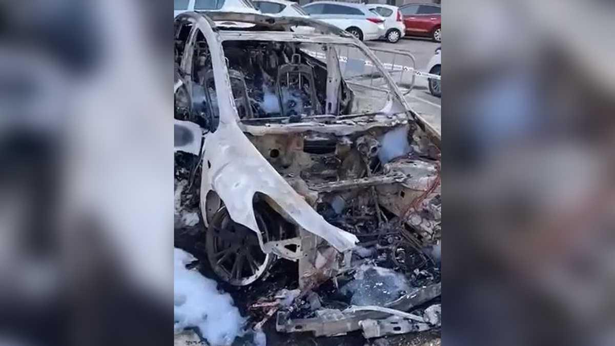 Vídeo | S'incendia un Tesla i dos vehicles més resulten afectats a Palamós