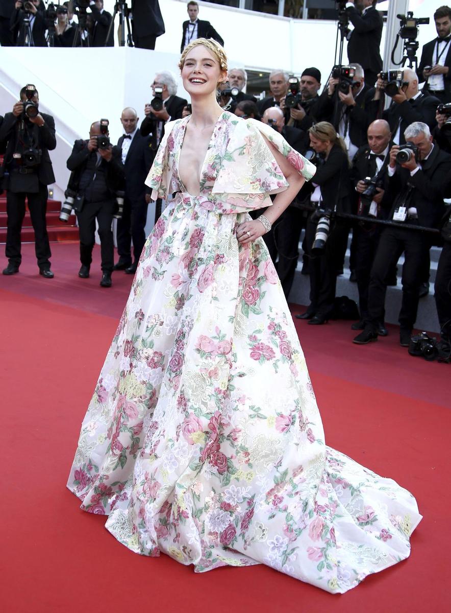 Elle Fanning con vestido de Valentino en la alfombra roja del Festival de Cine de Cannes