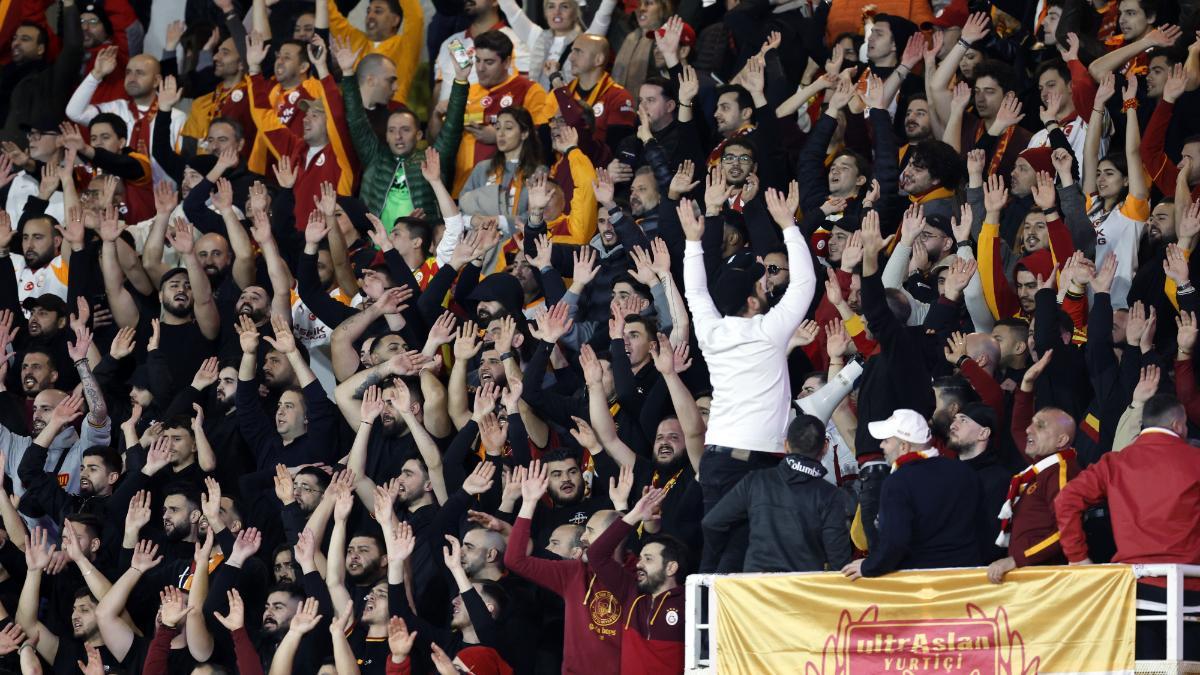 Los aficionados del Galatasaray invadieron la grada del Louis II
