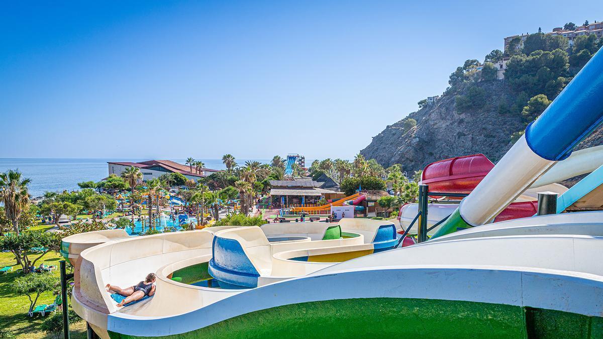 Aquatropic, el único parque de atracciones con agua salada de Andalucía, a una hora de Málaga