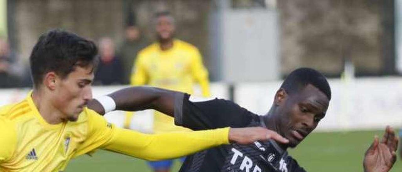 Ekedi, con el balón, en el Lealtad-Cádiz de Copa del Rey.