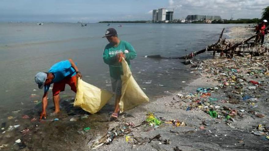 Recollida de plàstics de l&#039;oceà a la costa de Filipines
