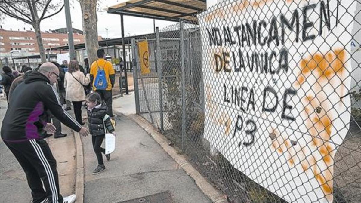 Pancarta en el colegio Mediterrània de Viladecans, ayer por la tarde, a la salida de clase.