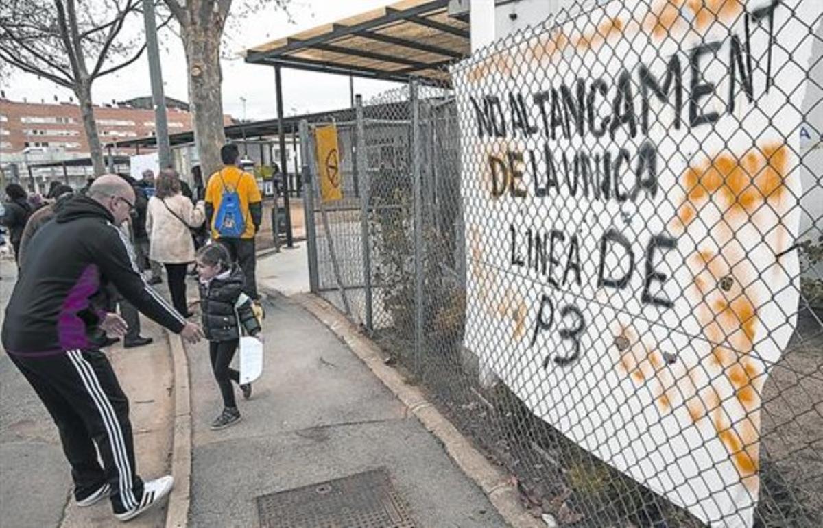 Pancarta al col·legi Mediterrània de Viladecans, ahir, ala tarda a la sortida de classe. Pancarta al col·legi Mediterrània de Viladecans, ahir, ala tarda a la sortida de classe.