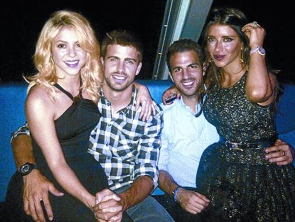 Shakira, Piqué, Cesc i la seva nòvia, la libanesa Daniella Seeman, dimecres a la nit a l’Hotel W. Shakira, Piqué, Cesc i la seva nòvia, la libanesa Daniella Seeman, dimecres a la nit a l’Hotel W.