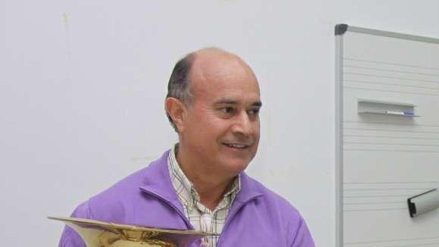 El concejal Carlos Otero (PP) en la Escuela de Música.  //  Muñiz