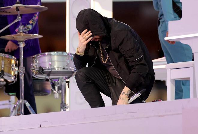 Eminem se arrodilla durante su actuación en el descanso de la Super Bowl 2022