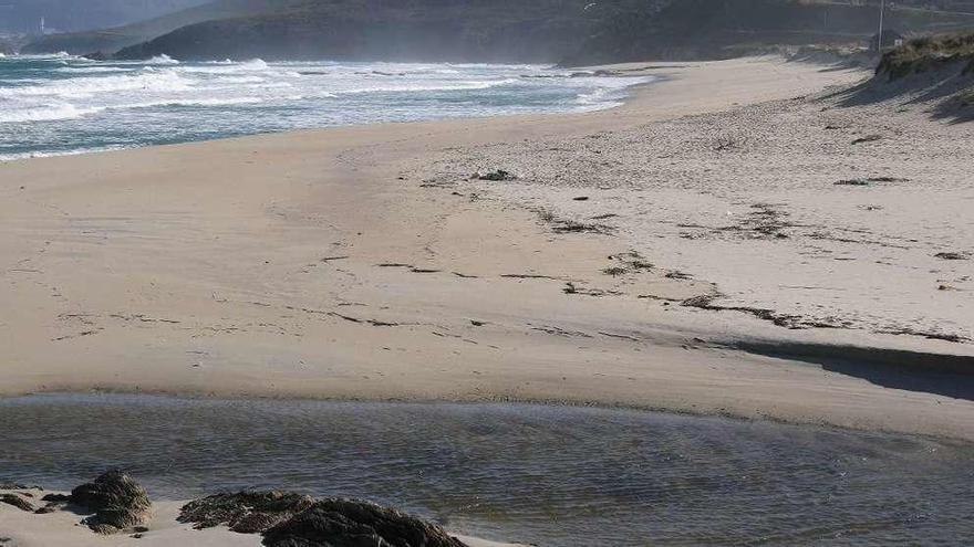 Desembocadura del río Sisalde en la playa de Barrañán.